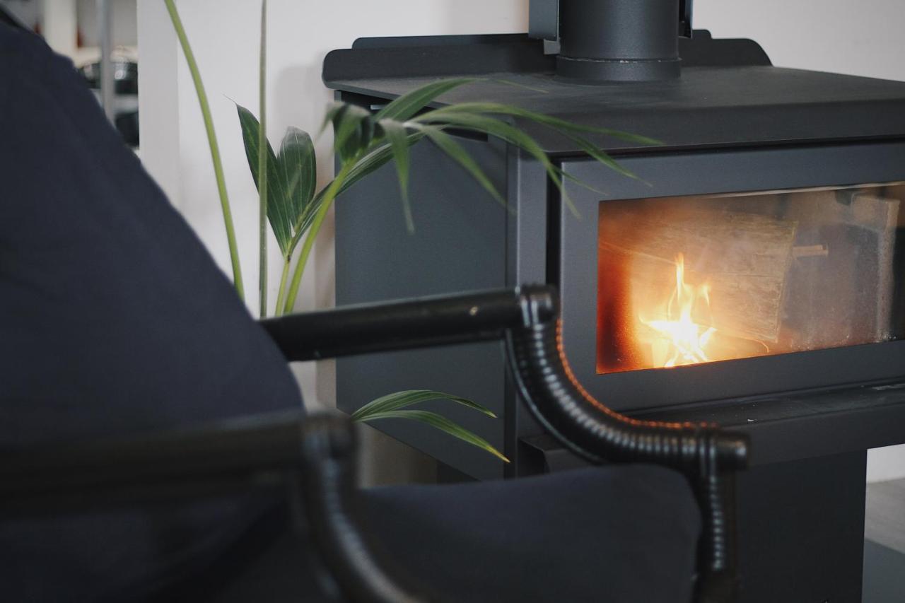 ヒューゴー アンド カーターズ バックパッカーズ アンド モーテル タウランガ エクステリア 写真 A wood stove