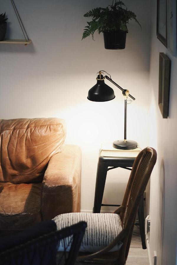 ヒューゴー アンド カーターズ バックパッカーズ アンド モーテル タウランガ エクステリア 写真 A table lamp