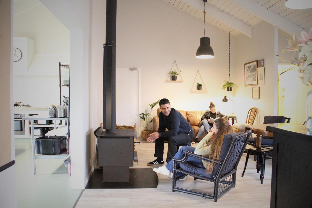 ヒューゴー アンド カーターズ バックパッカーズ アンド モーテル タウランガ エクステリア 写真 A wood burning stove in a home