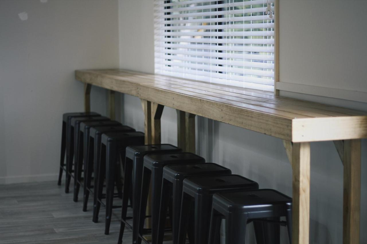 ヒューゴー アンド カーターズ バックパッカーズ アンド モーテル タウランガ エクステリア 写真 A bar table