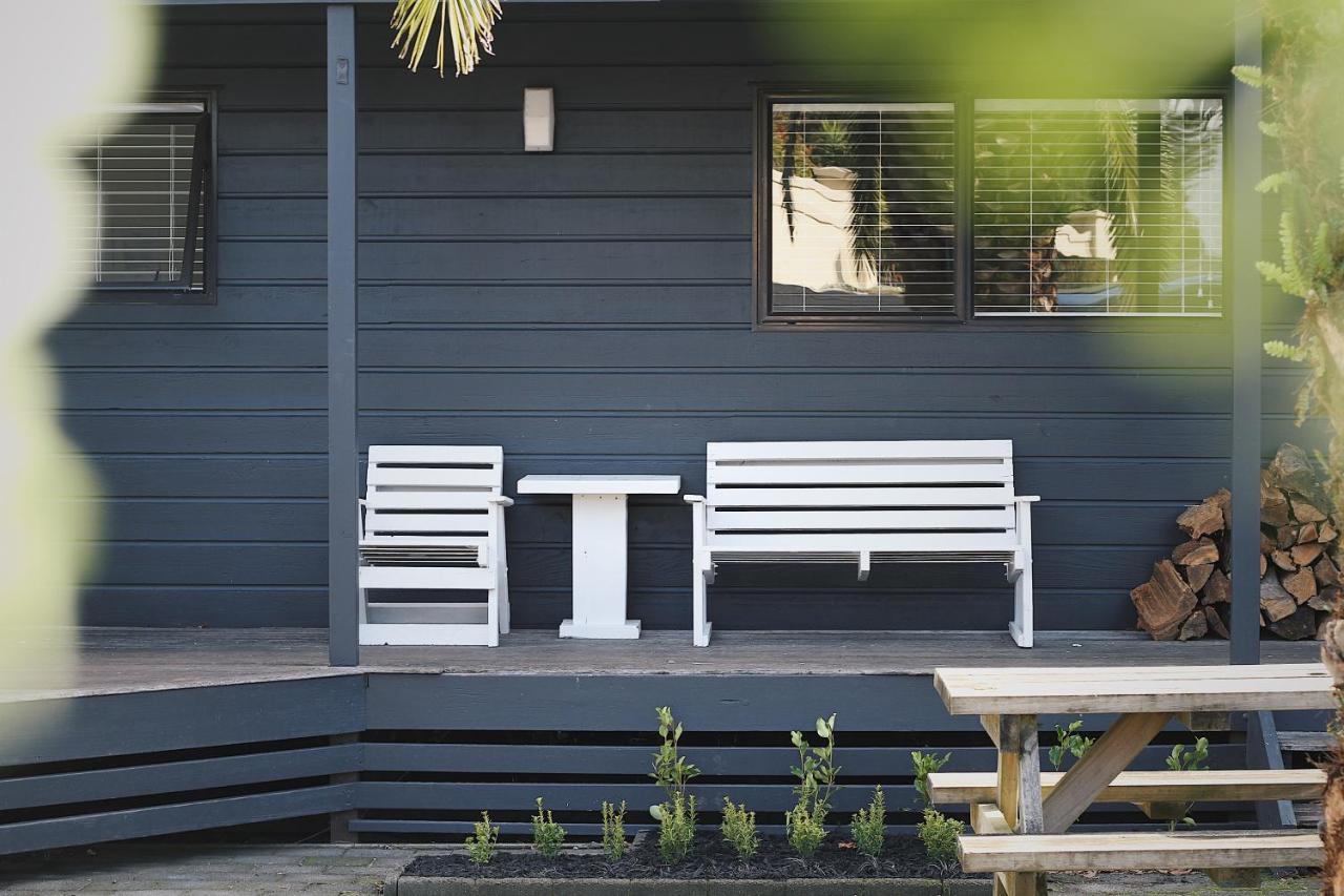 ヒューゴー アンド カーターズ バックパッカーズ アンド モーテル タウランガ エクステリア 写真 A modern bench