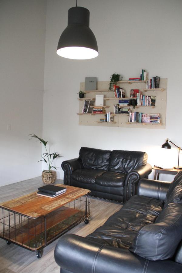 ヒューゴー アンド カーターズ バックパッカーズ アンド モーテル タウランガ エクステリア 写真 A living room with a leather sofa