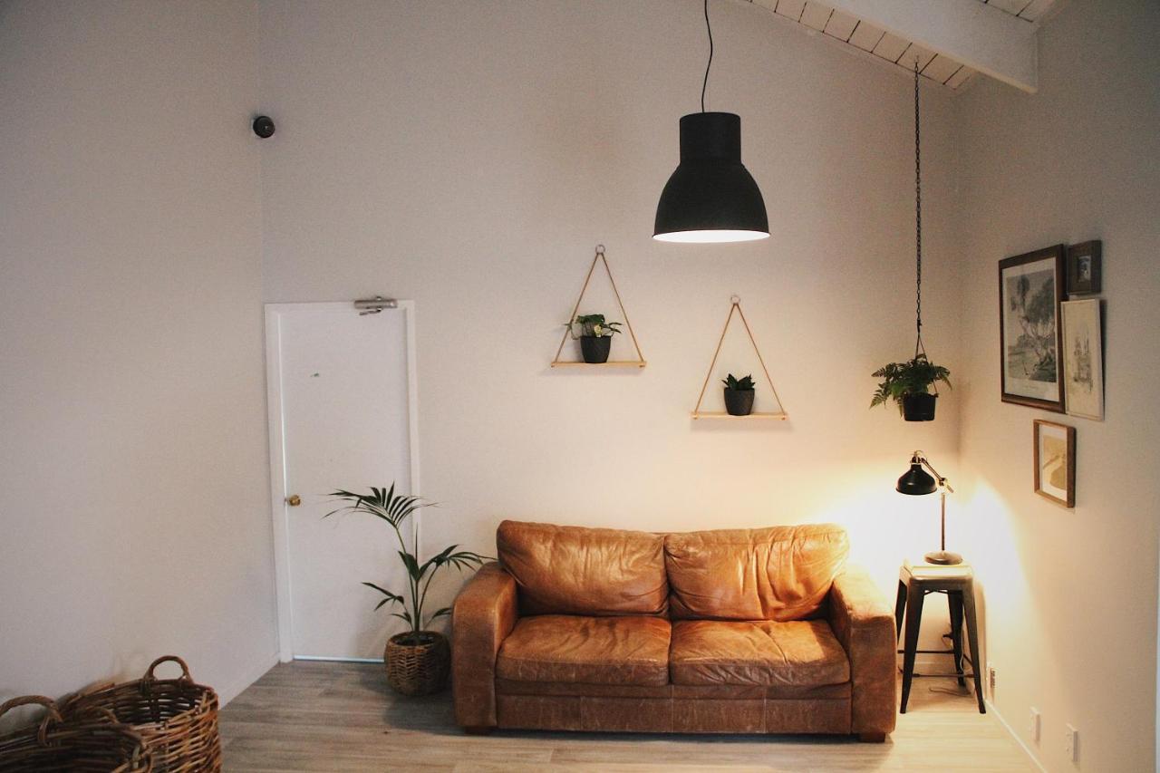 ヒューゴー アンド カーターズ バックパッカーズ アンド モーテル タウランガ エクステリア 写真 A living room with a leather sofa