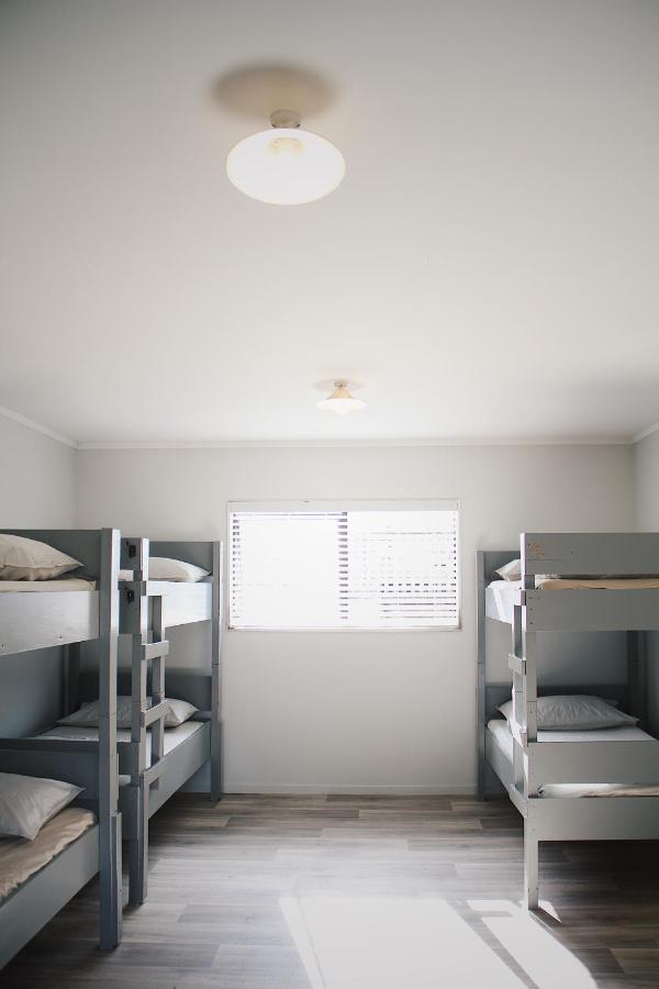 ヒューゴー アンド カーターズ バックパッカーズ アンド モーテル タウランガ エクステリア 写真 A room at the San Diego Rescue Mission