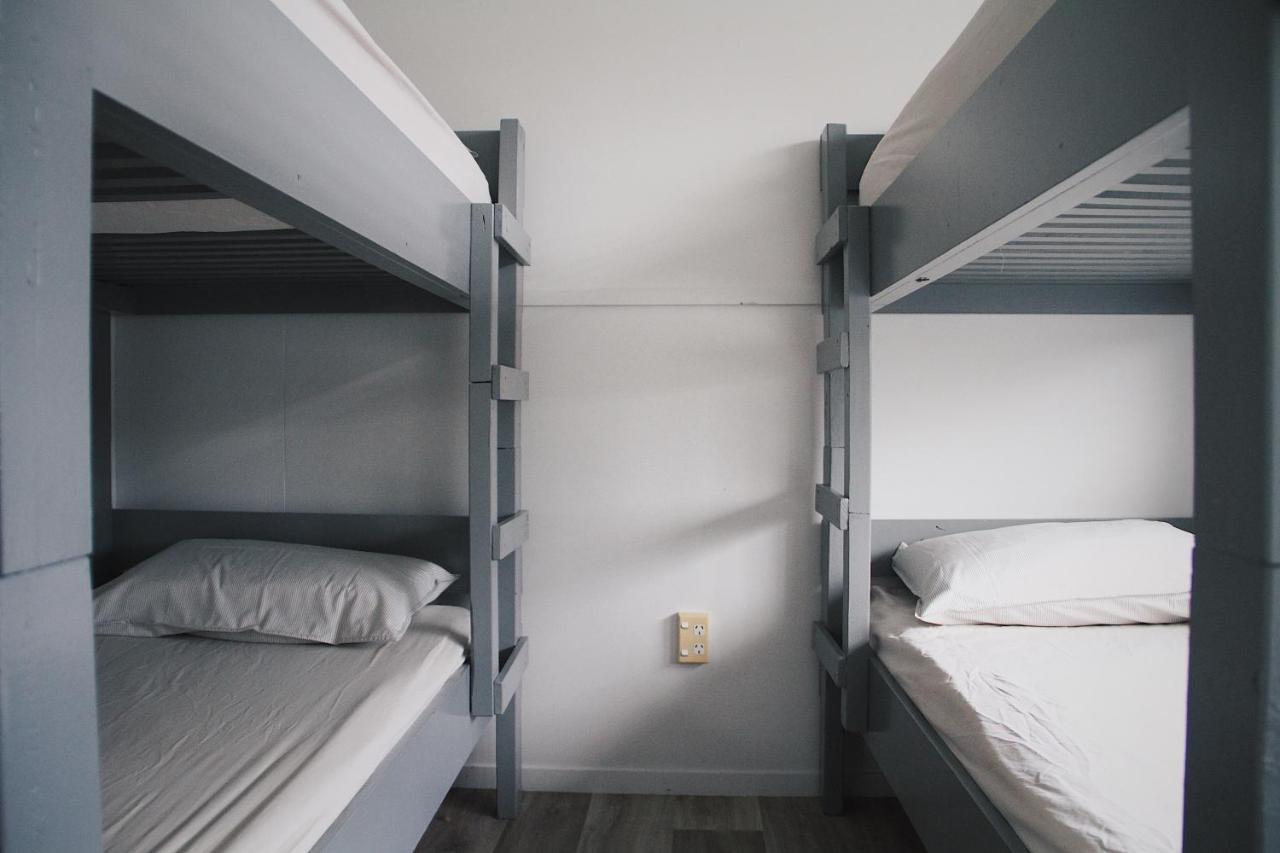 ヒューゴー アンド カーターズ バックパッカーズ アンド モーテル タウランガ エクステリア 写真 A bunk bed