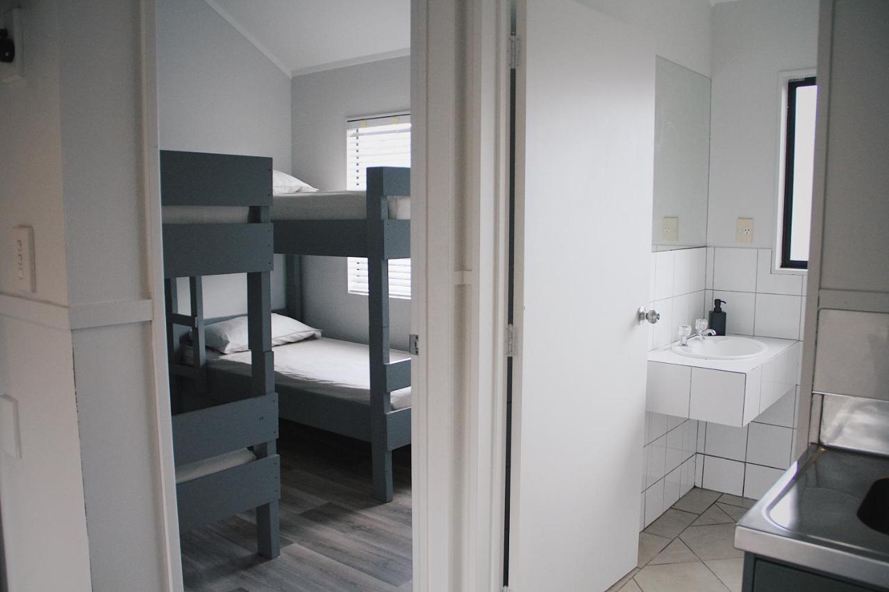 ヒューゴー アンド カーターズ バックパッカーズ アンド モーテル タウランガ エクステリア 写真 A bunk room at a hostel