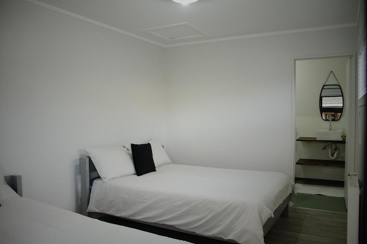 ヒューゴー アンド カーターズ バックパッカーズ アンド モーテル タウランガ エクステリア 写真 A bedroom