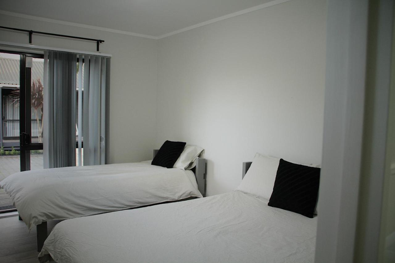ヒューゴー アンド カーターズ バックパッカーズ アンド モーテル タウランガ エクステリア 写真 A bedroom at the hotel